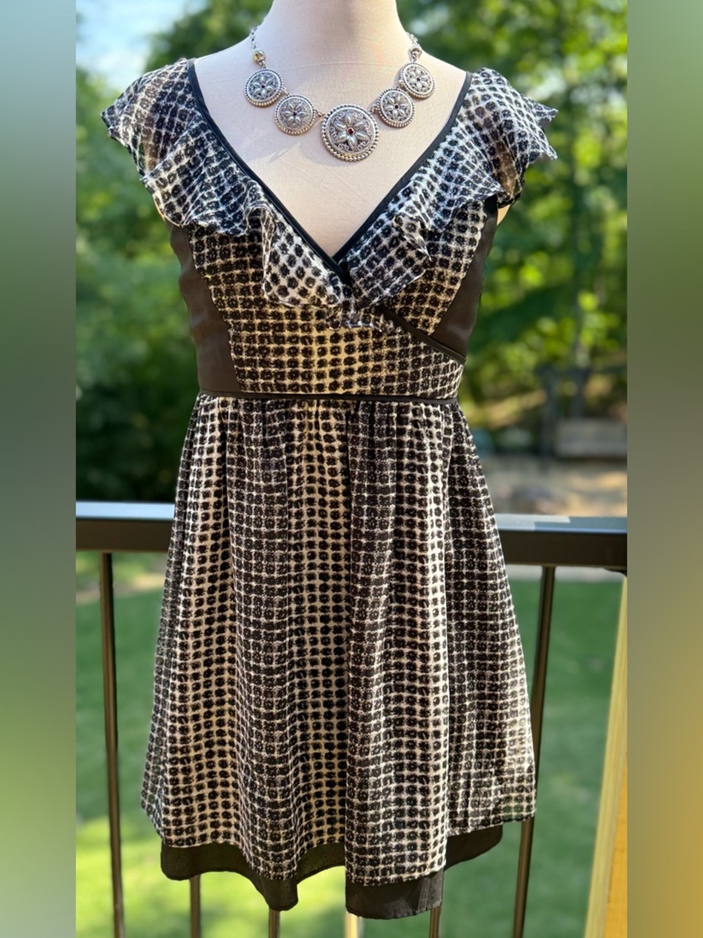 BCBGeneration Ruffle V Neck Fit Flare Dress Size 6 Black Cream Mini